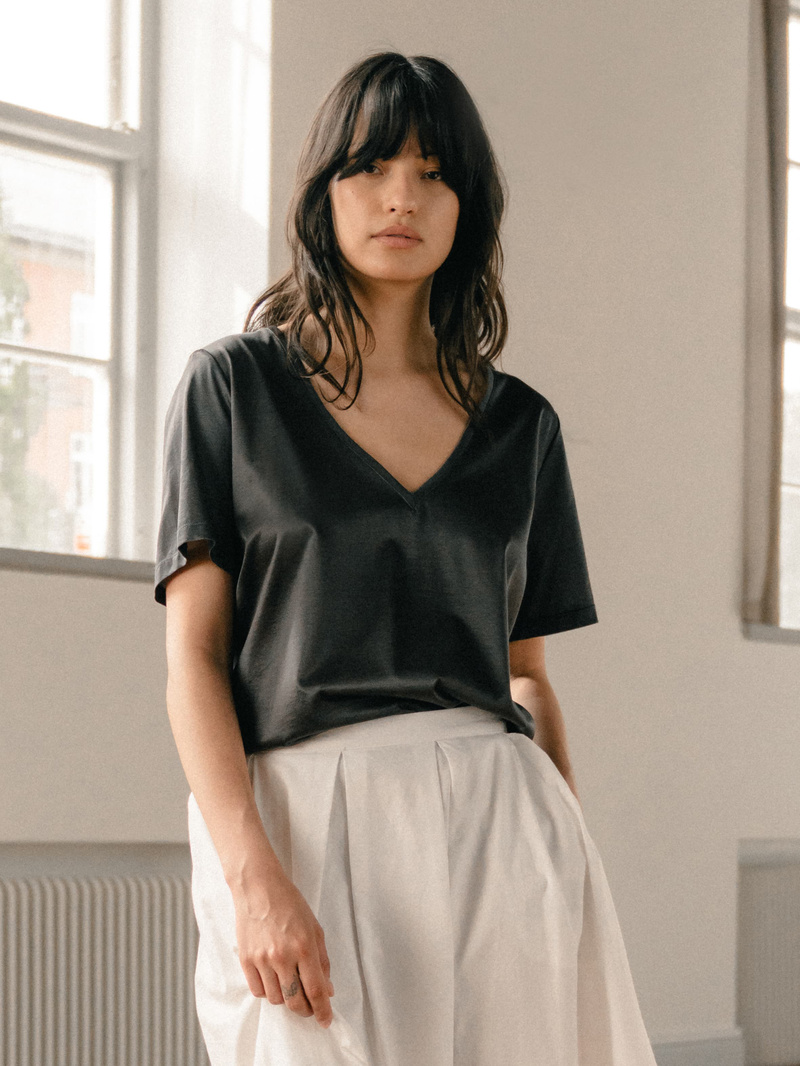 Oki v-neck tee Ahlvar Gallery
